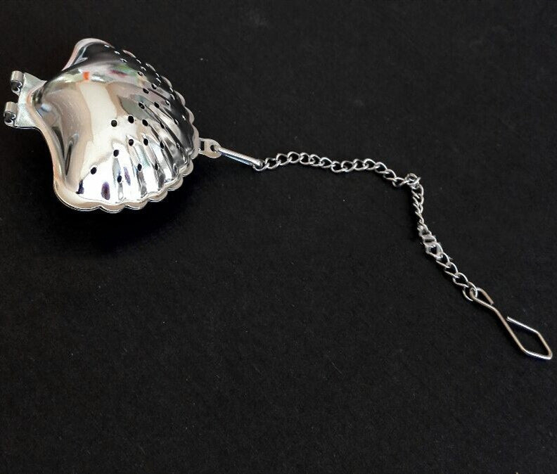 Tea strainer with handle